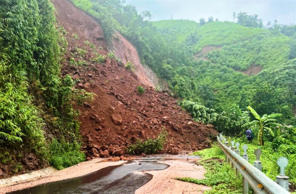 Mưa lớn kéo dài, nhiều nơi ở Quảng Nam xuất hiện sạt lở nghiêm trọng- Ảnh 1. Mưa lớn kéo dài, nhiều nơi ở Quảng Nam xuất hiện sạt lở nghiêm trọng- Ảnh 1.