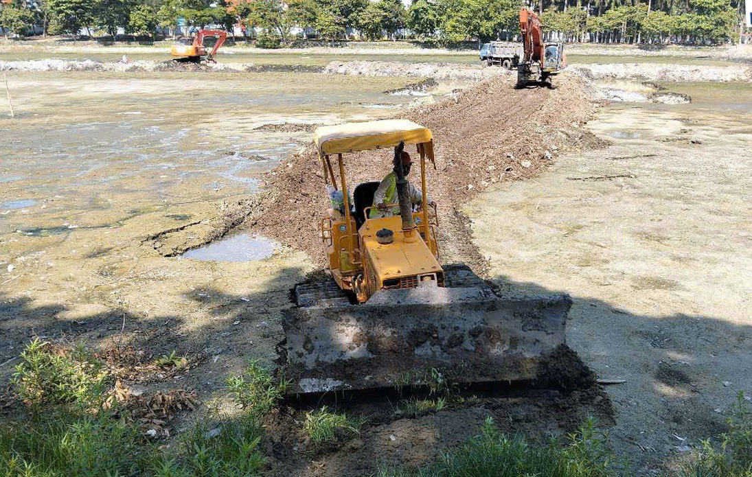 Cận cảnh hút cạn nước, nạo vét hồ lớn nhất trung tâm Đà Nẵng - Ảnh 1.