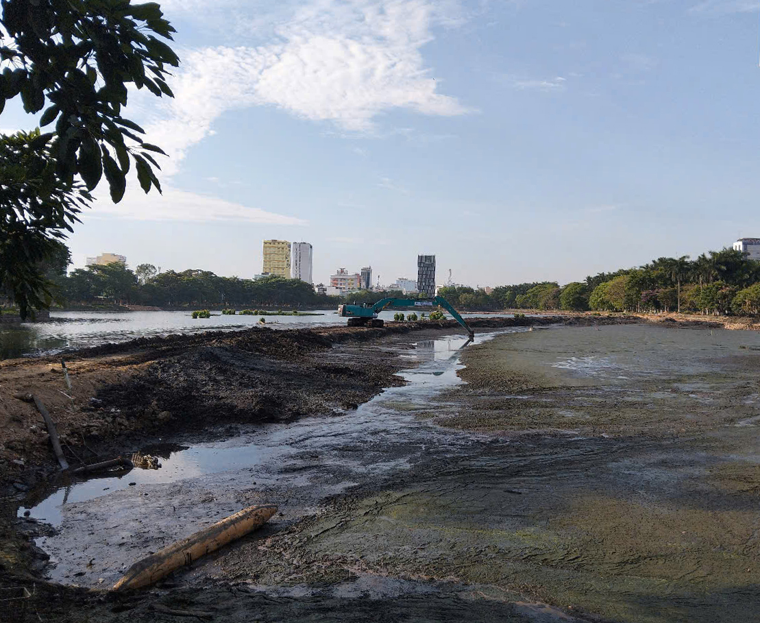 Cận cảnh hút cạn nước, nạo vét hồ lớn nhất trung tâm Đà Nẵng - Ảnh 2.