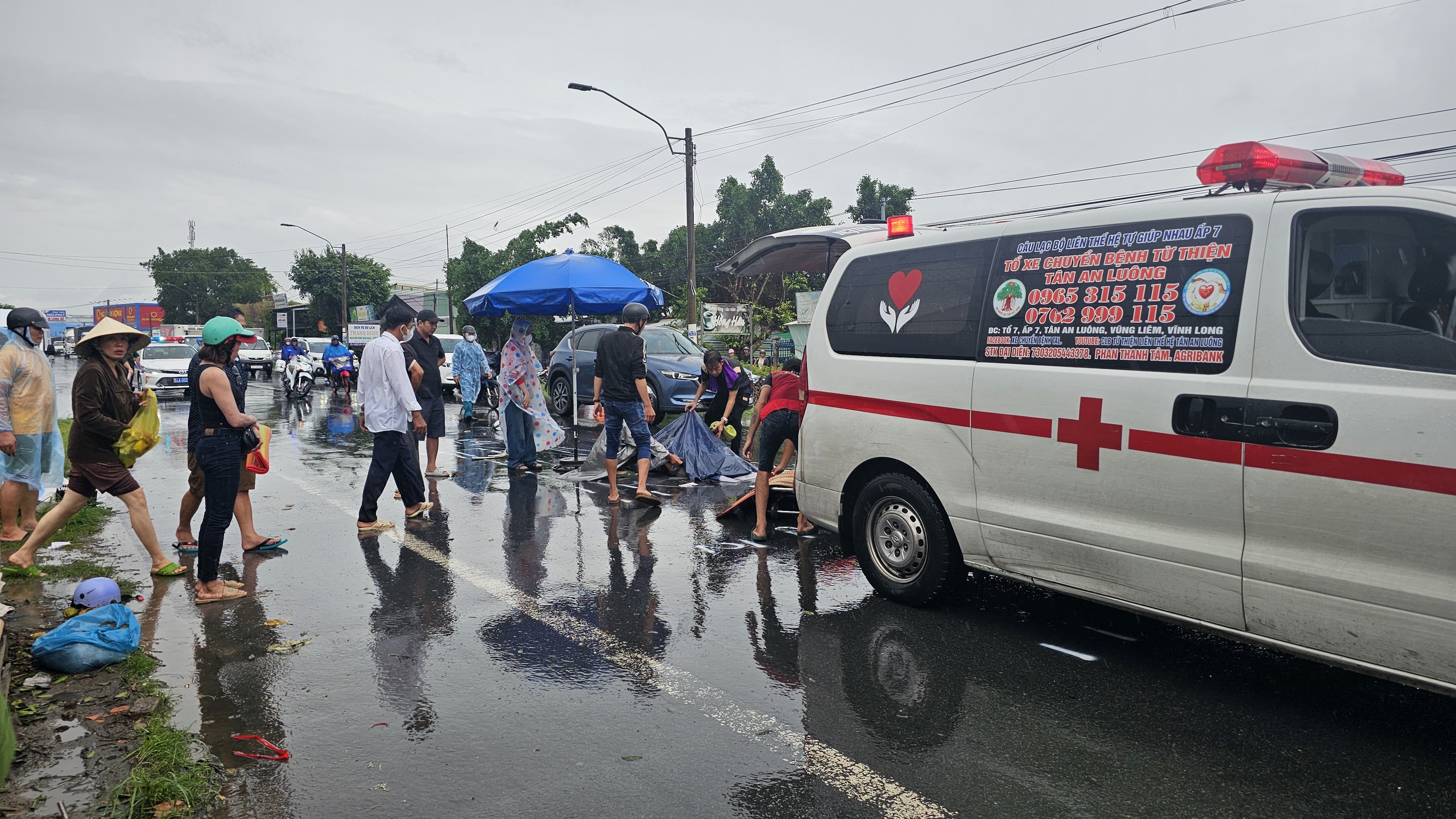 Xe máy va chạm ô tô tải trên QL53 , 1 người tử vong tại chỗ - Ảnh 3. Xe máy va chạm ô tô tải trên QL53 , 1 người tử vong tại chỗ - Ảnh 3.