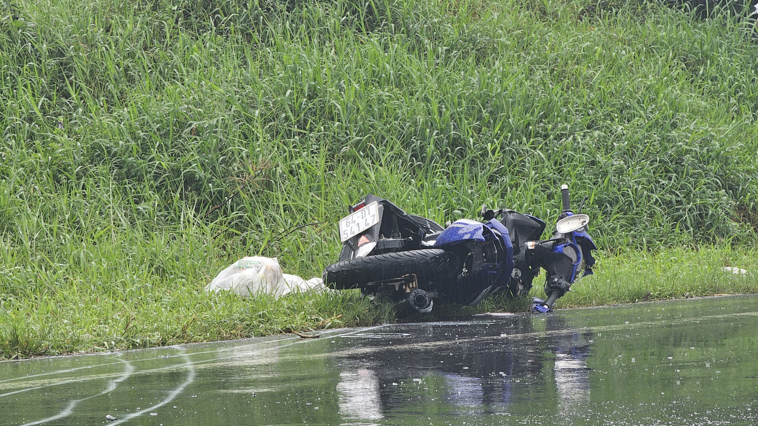 Xe máy va chạm ô tô tải trên QL53 , 1 người tử vong tại chỗ - Ảnh 2. Xe máy va chạm ô tô tải trên QL53 , 1 người tử vong tại chỗ - Ảnh 2.