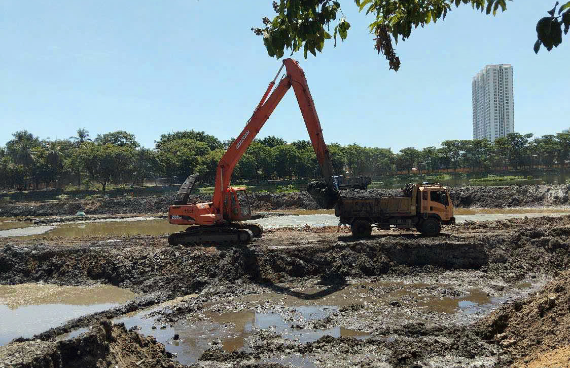 Cận cảnh hút cạn nước, nạo vét hồ lớn nhất trung tâm Đà Nẵng - Ảnh 5.