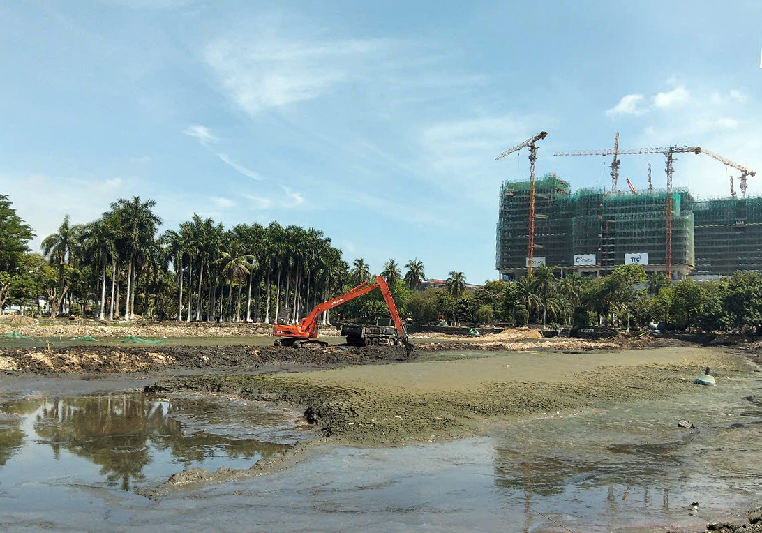 Cận cảnh hút cạn nước, nạo vét hồ lớn nhất trung tâm Đà Nẵng - Ảnh 6.