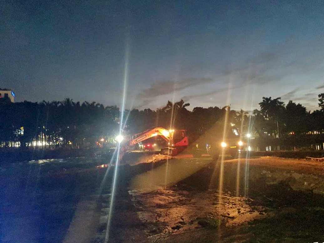 Cận cảnh hút cạn nước, nạo vét hồ lớn nhất trung tâm Đà Nẵng - Ảnh 7.