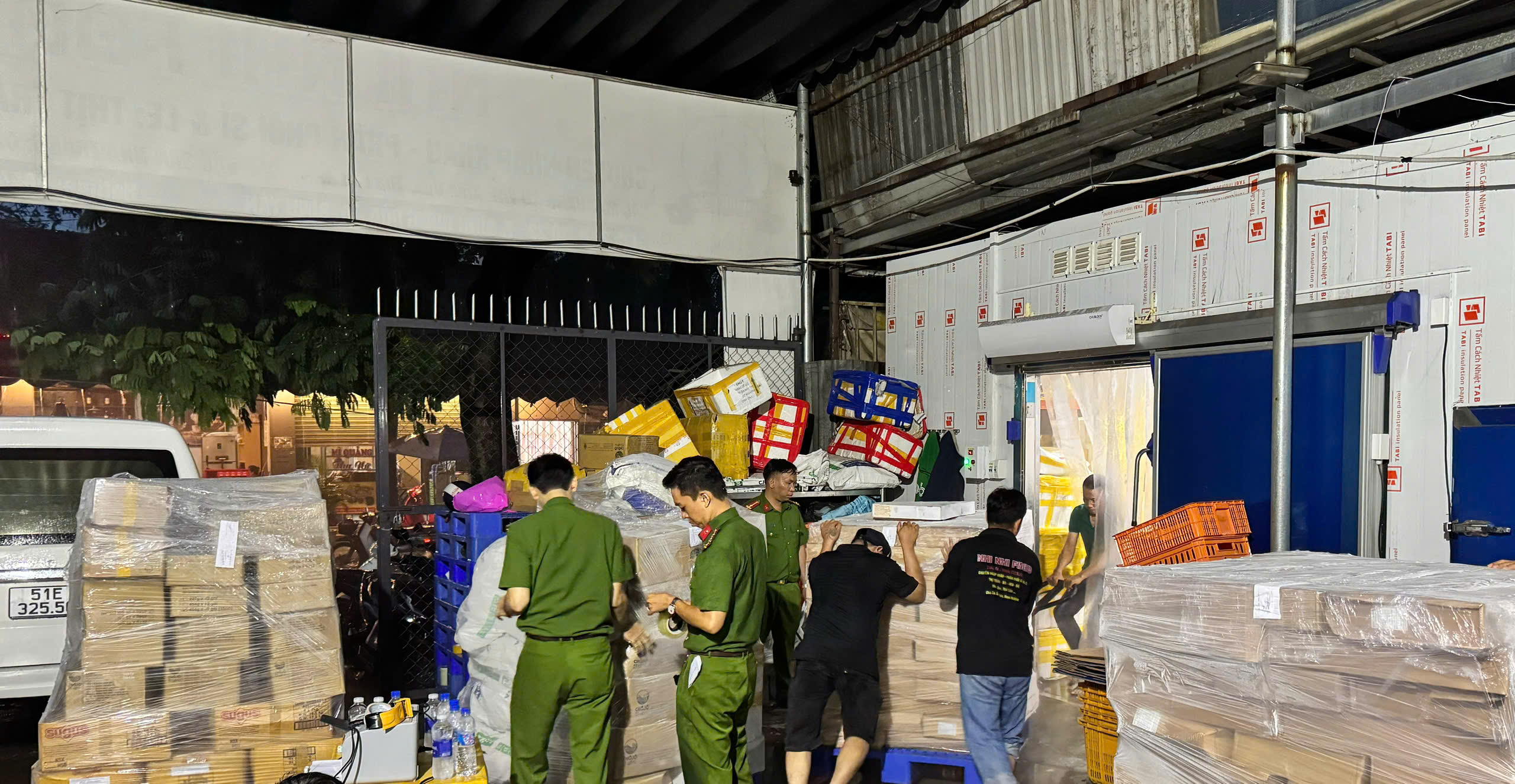 TP.HCM: Phát hiện hơn 68 tấn nội tạng, thịt động vật không rõ nguồn gốc- Ảnh 1. TP.HCM: Phát hiện hơn 68 tấn nội tạng, thịt động vật không rõ nguồn gốc- Ảnh 1.
