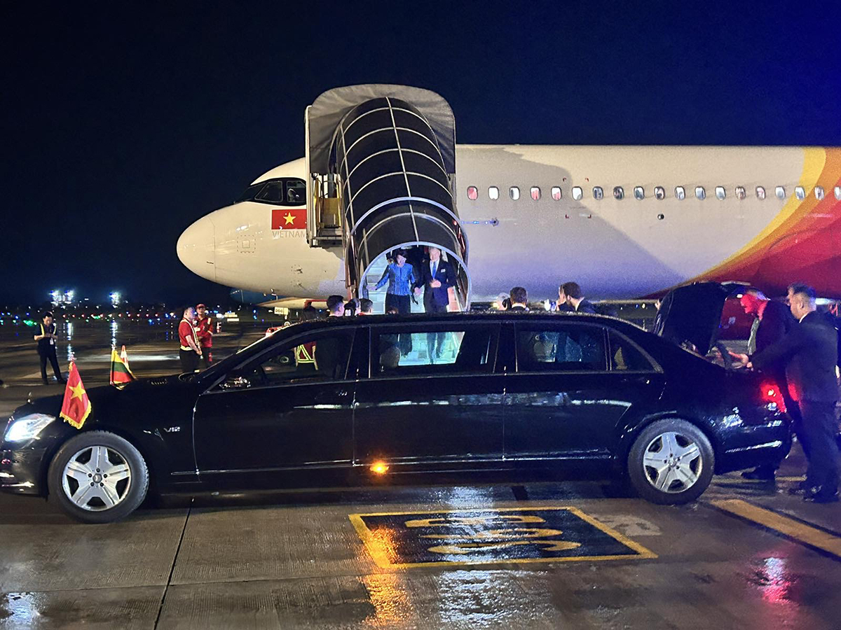 Tổng thống Litva đến Hà Nội trên chuyên cơ Vietjet - Ảnh 1.