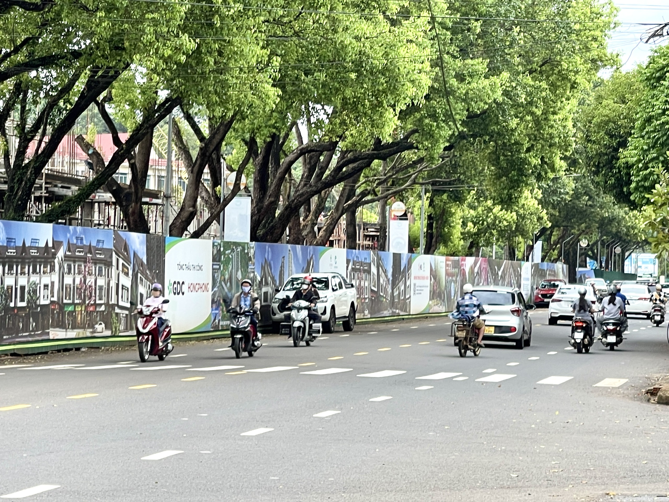 Doanh nghiệp chiếm dụng vỉa hè để xây dựng dự án - Ảnh 1.