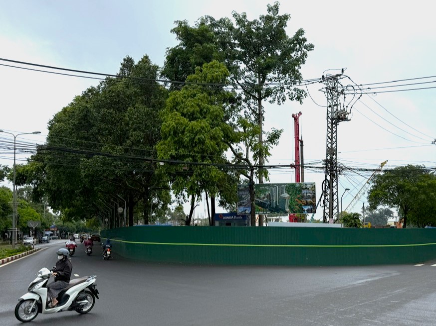 Doanh nghiệp chiếm dụng vỉa hè để xây dựng dự án - Ảnh 2.