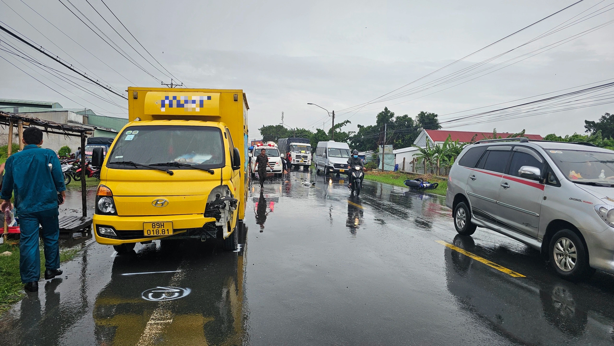 Xe máy va chạm ô tô tải trên QL53 , 1 người tử vong tại chỗ - Ảnh 1. Xe máy va chạm ô tô tải trên QL53 , 1 người tử vong tại chỗ - Ảnh 1.