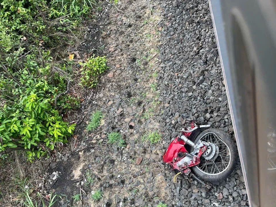 Va chạm với tàu hỏa, 2 người tử vong tại chỗ - Ảnh 1.