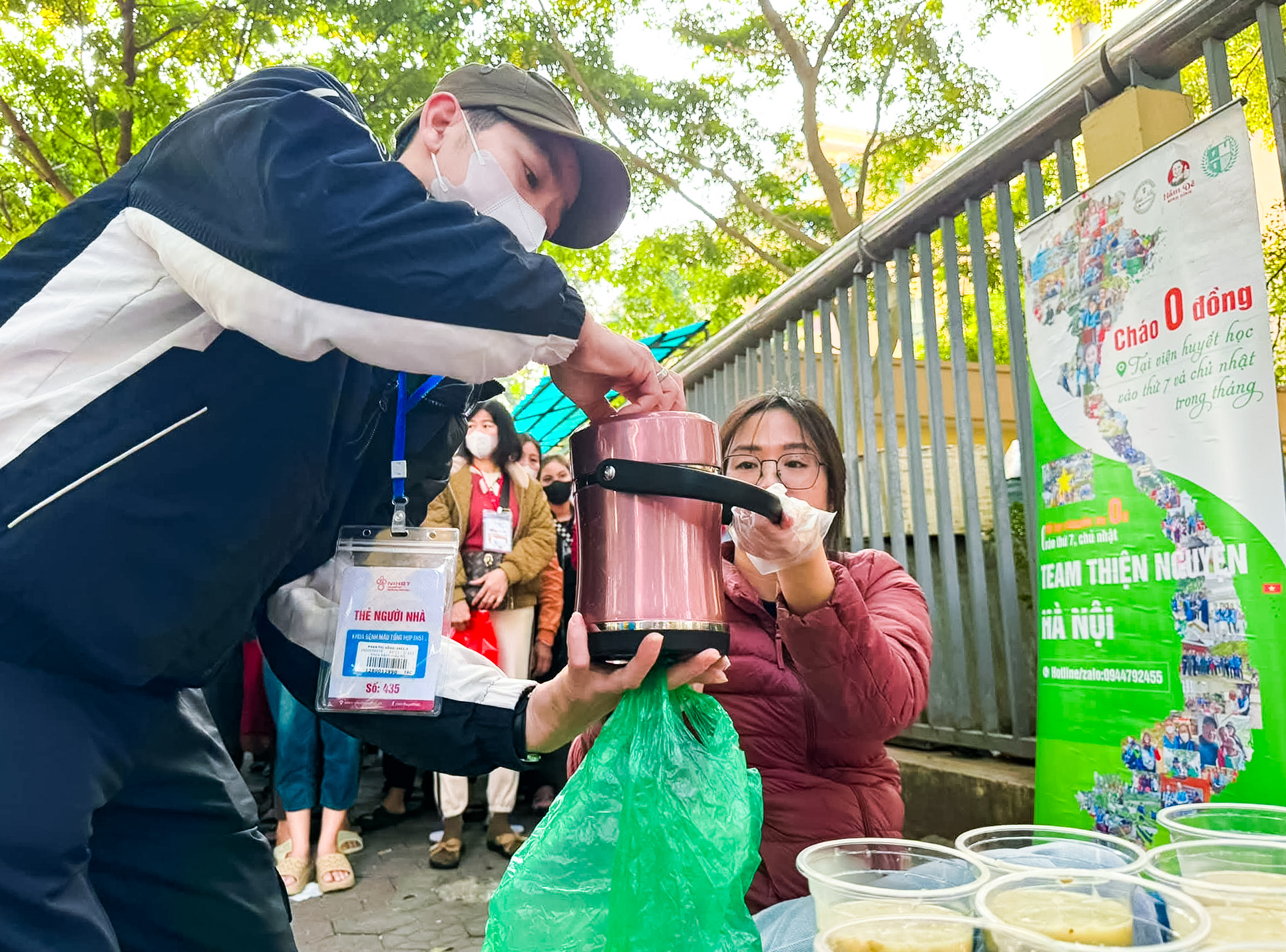 Ấm lòng ‘Bếp cháo 0 đồng’ cho bệnh nhân nghèo- Ảnh 1. Ấm lòng ‘Bếp cháo 0 đồng’ cho bệnh nhân nghèo- Ảnh 1.