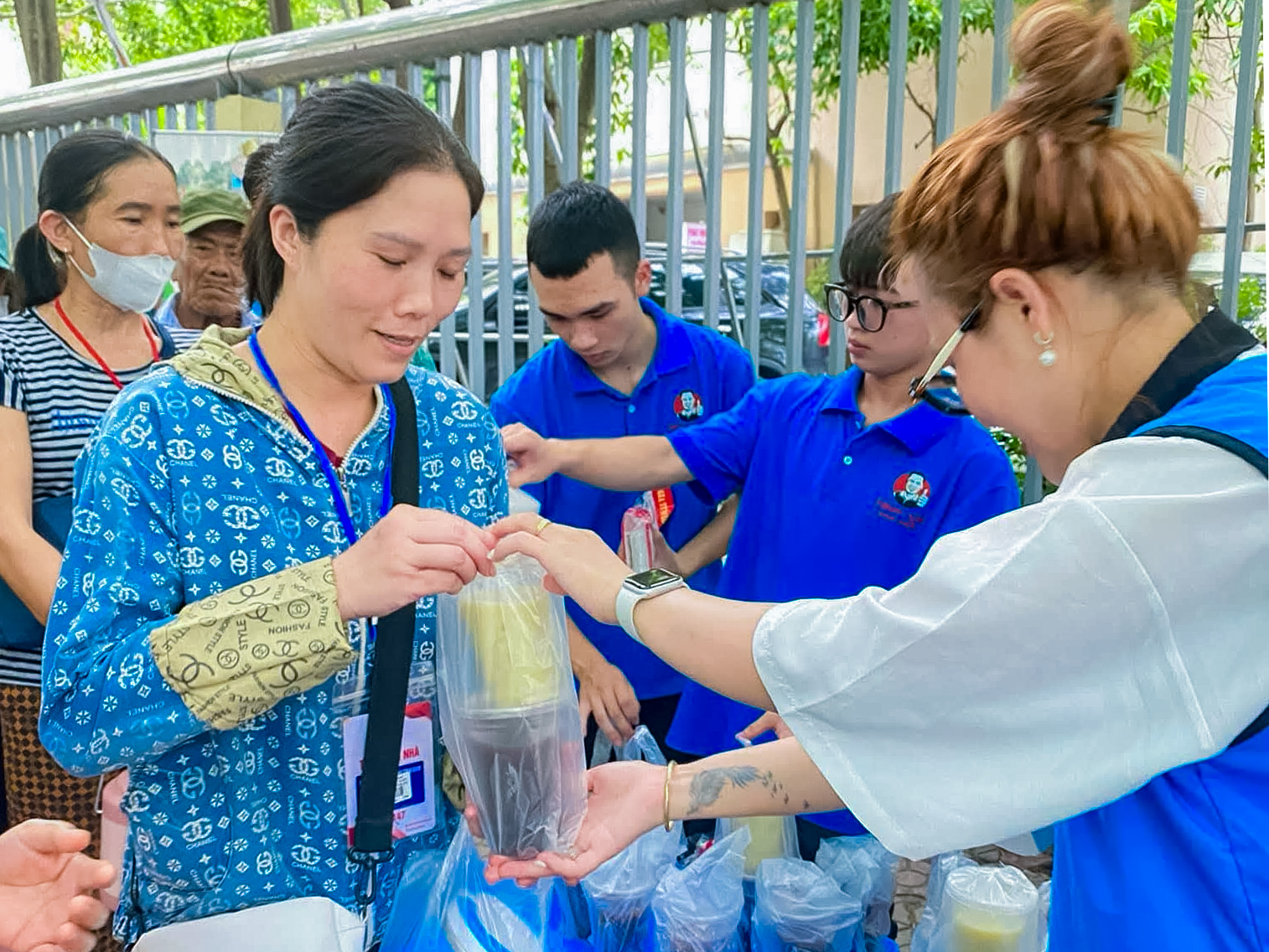Ấm lòng ‘Bếp cháo 0 đồng’ cho bệnh nhân nghèo- Ảnh 4. Ấm lòng ‘Bếp cháo 0 đồng’ cho bệnh nhân nghèo- Ảnh 4.