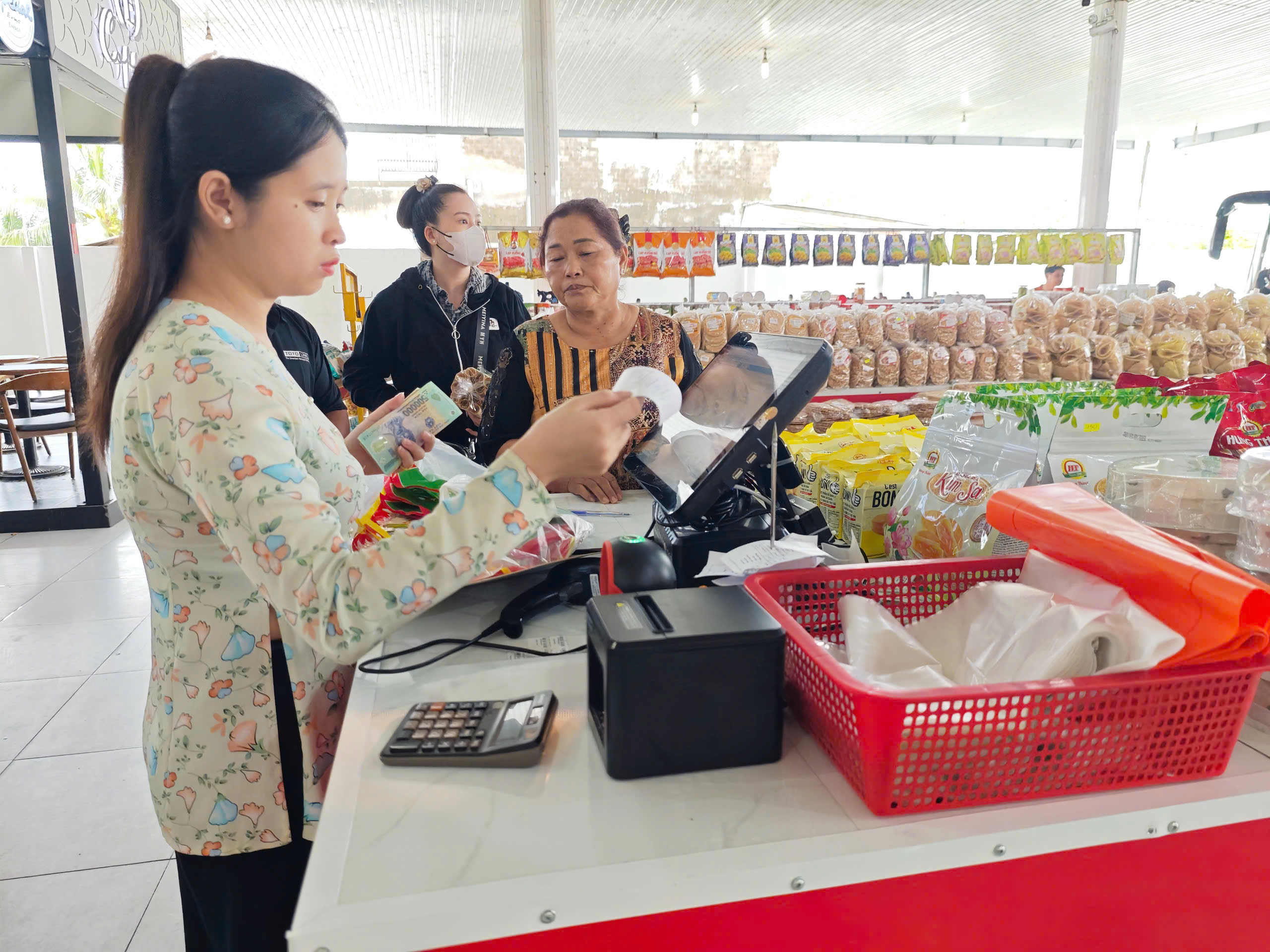 Đi vệ sinh, giữ xe... cũng phải xuất hóa đơn ? - Ảnh 1.