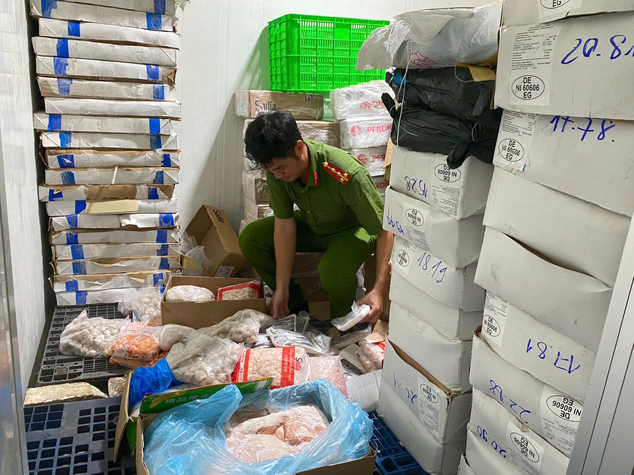 TP.HCM: Phát hiện hơn 68 tấn nội tạng, thịt động vật không rõ nguồn gốc- Ảnh 4. TP.HCM: Phát hiện hơn 68 tấn nội tạng, thịt động vật không rõ nguồn gốc- Ảnh 4.