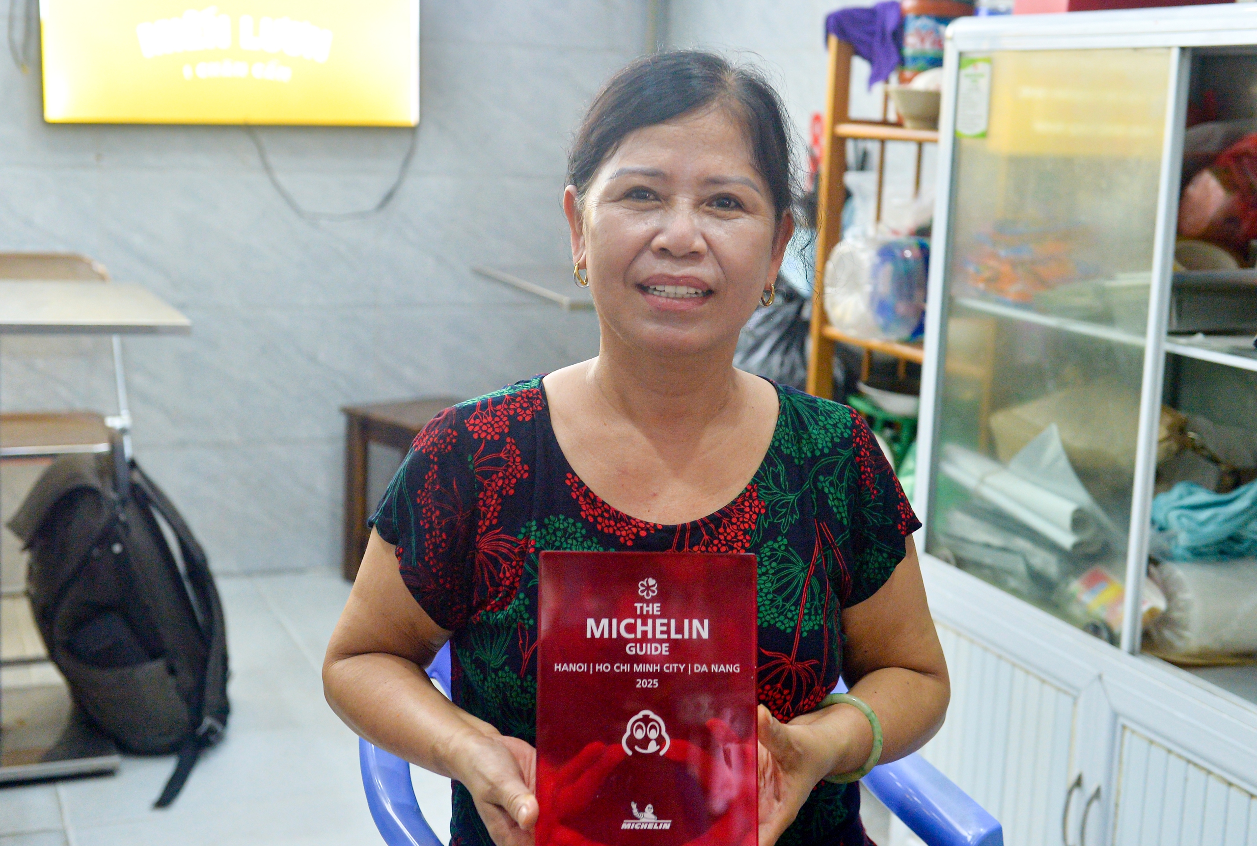 

Bà Lan khoe tấm bảng vinh danh từ Michelin  