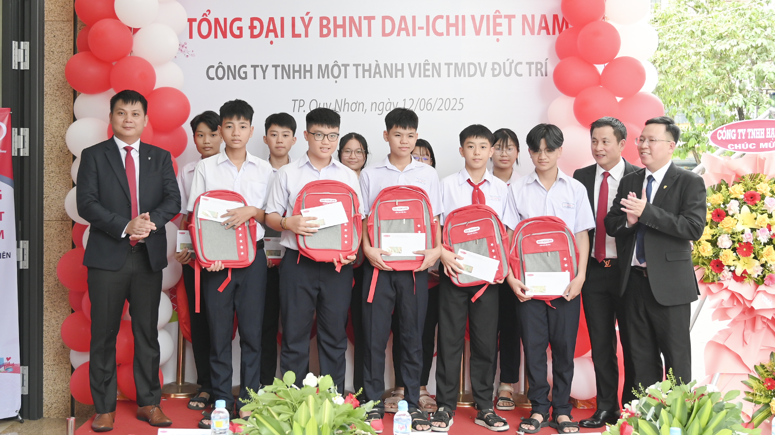 Dai-ichi Life Việt Nam đã trao tặng 50 suất học bổng cho học sinh nghèo vượt khó - Ảnh 2.