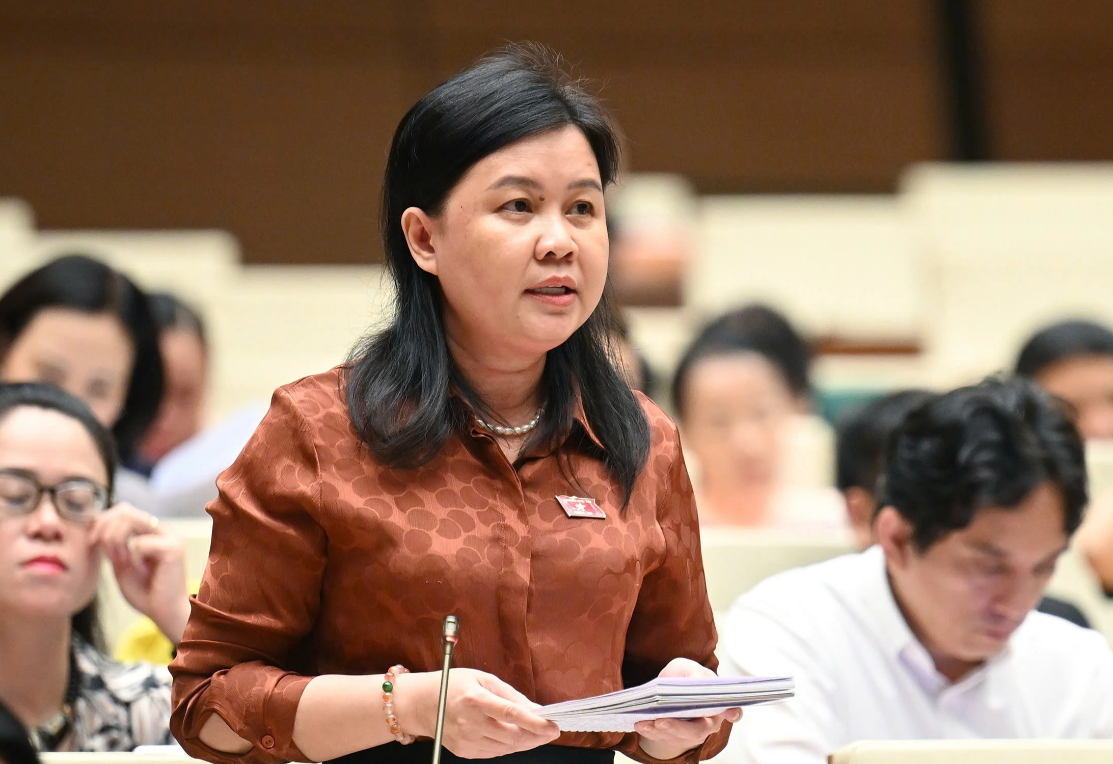- Ảnh 1. Đại biểu Nguyễn Phương Thủy đề nghị bổ sung cơ chế kiểm soát số lượng văn bản pháp luật - Ảnh 1.
