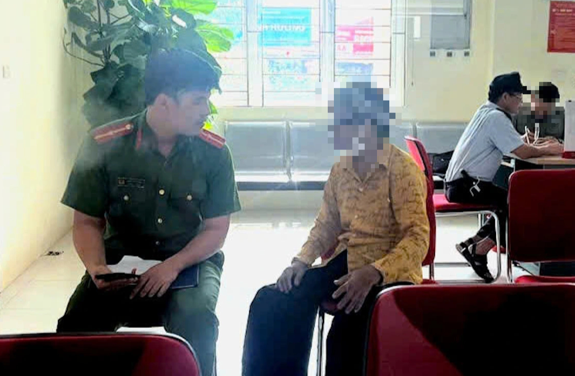 Công an ngăn vụ lừa đảo nhờ 'biểu hiện lạ' của người phụ nữ khi rút tiền - Ảnh 1.