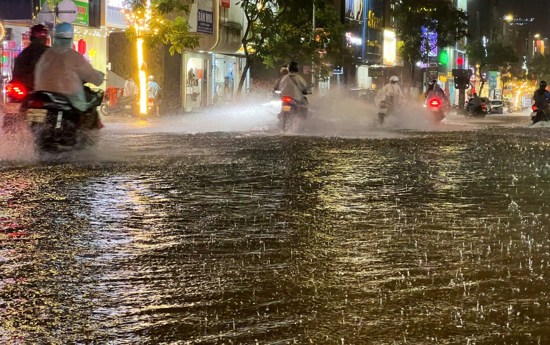 Huế mưa lớn hơn 800 mm, 8 tỉnh nguy cơ lũ quét, sạt lở đất - Ảnh 1.