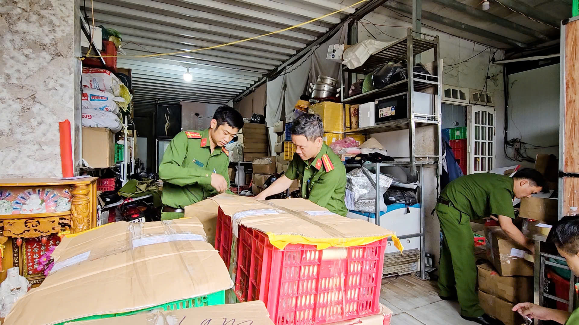 Phát hiện 1 , 6 tấn hàng giả tại Lâm Đồng trong chiến dịch chống hàng giả - Ảnh 2.
