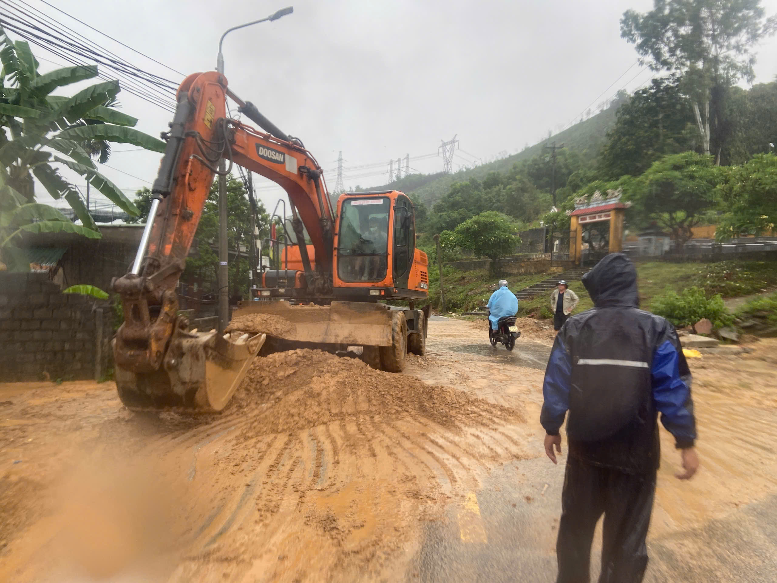 Bão số 1: Lũ thượng nguồn khiến nhiều khu dân cư ở Đà Nẵng bị chia cắt - Ảnh 3. Bão số 1: Lũ thượng nguồn khiến nhiều khu dân cư ở Đà Nẵng bị chia cắt - Ảnh 3.