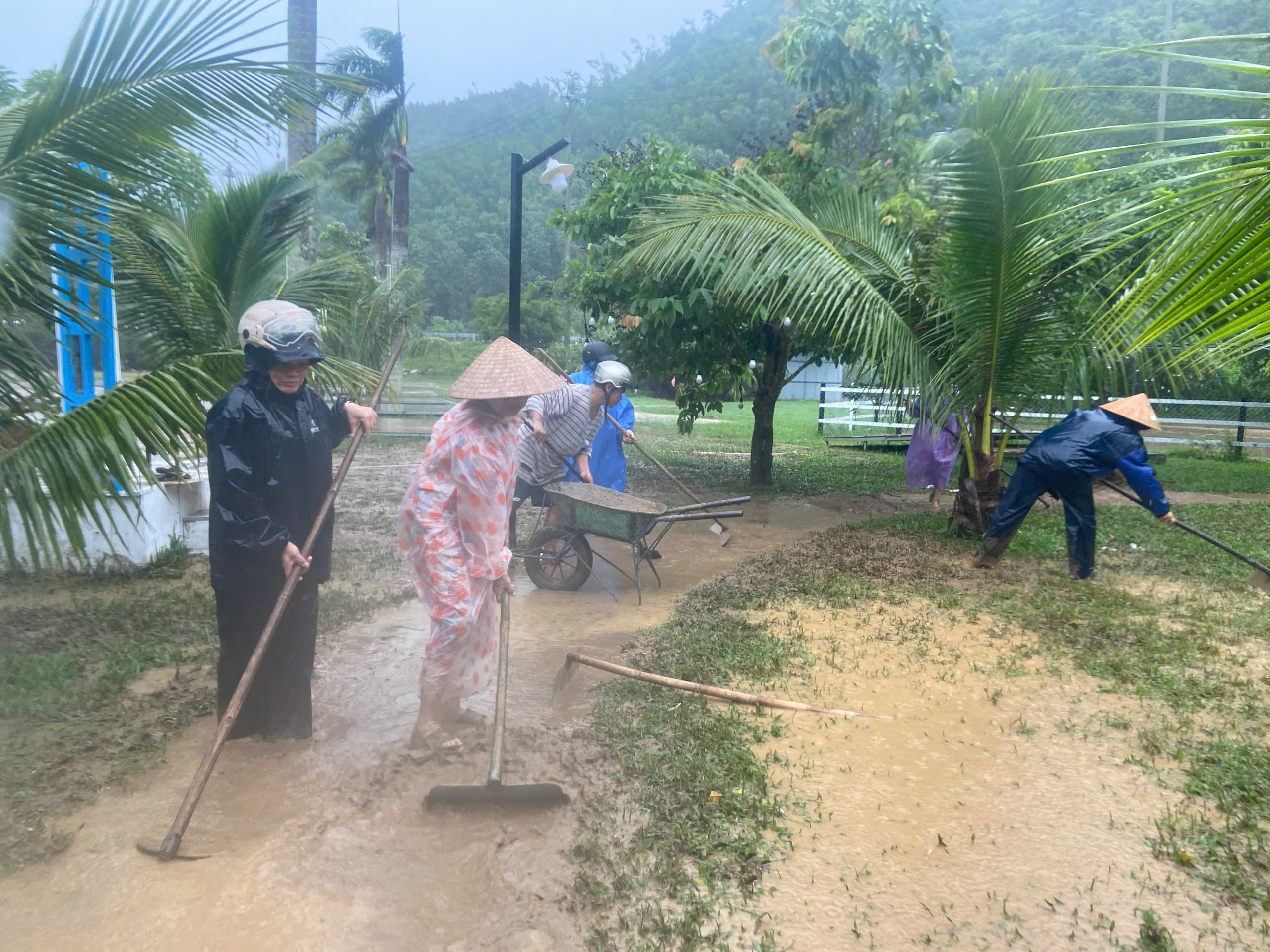 Bão số 1: Lũ thượng nguồn khiến nhiều khu dân cư ở Đà Nẵng bị chia cắt - Ảnh 4. Bão số 1: Lũ thượng nguồn khiến nhiều khu dân cư ở Đà Nẵng bị chia cắt - Ảnh 4.