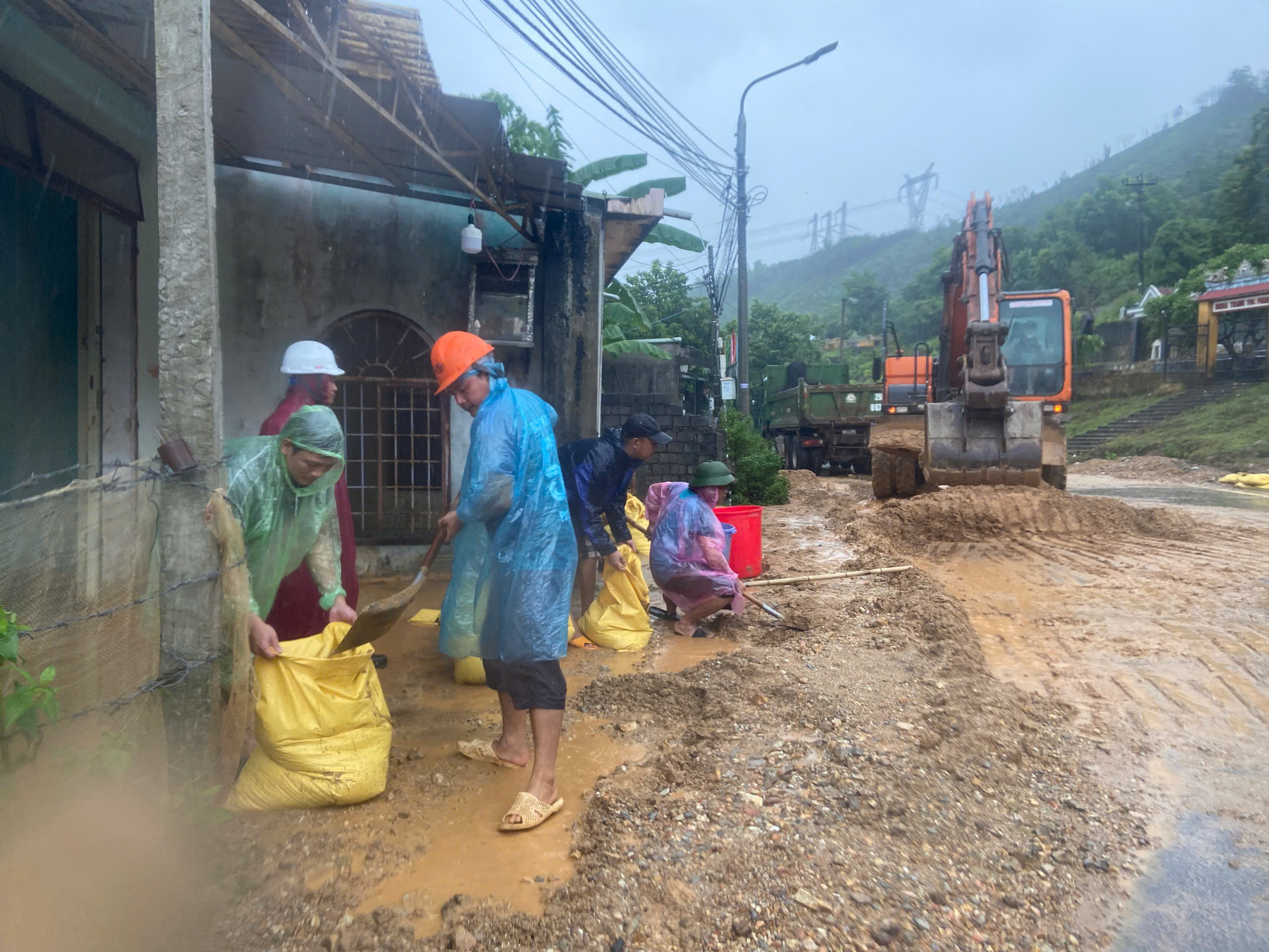 Bão số 1: Lũ thượng nguồn khiến nhiều khu dân cư ở Đà Nẵng bị chia cắt - Ảnh 2. Bão số 1: Lũ thượng nguồn khiến nhiều khu dân cư ở Đà Nẵng bị chia cắt - Ảnh 2.