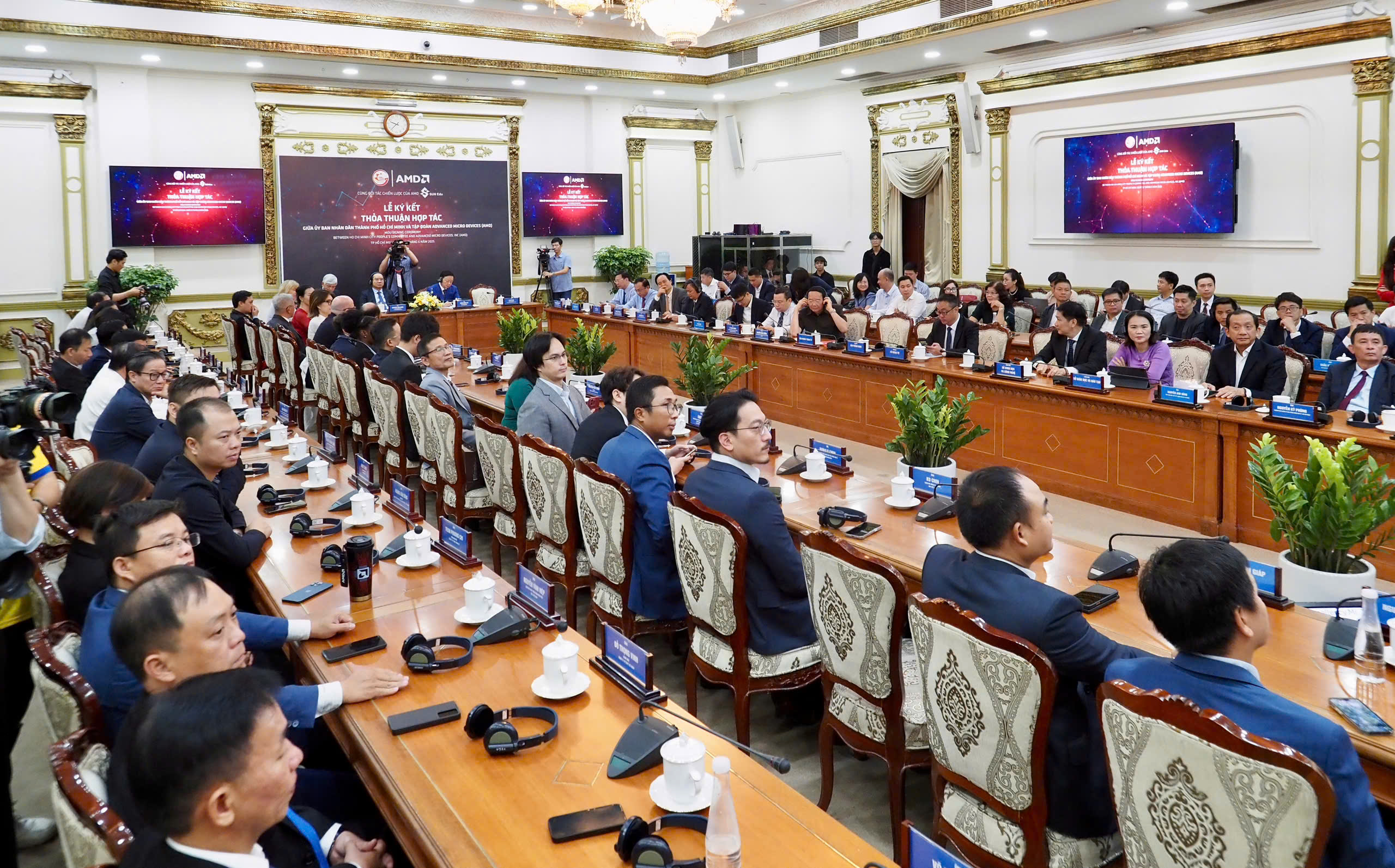 TP.HCM và Tập đoàn AMD ký kết phát triển công nghệ cao và trí tuệ nhân tạo- Ảnh 3. TP.HCM và Tập đoàn AMD ký kết phát triển công nghệ cao và trí tuệ nhân tạo- Ảnh 3.