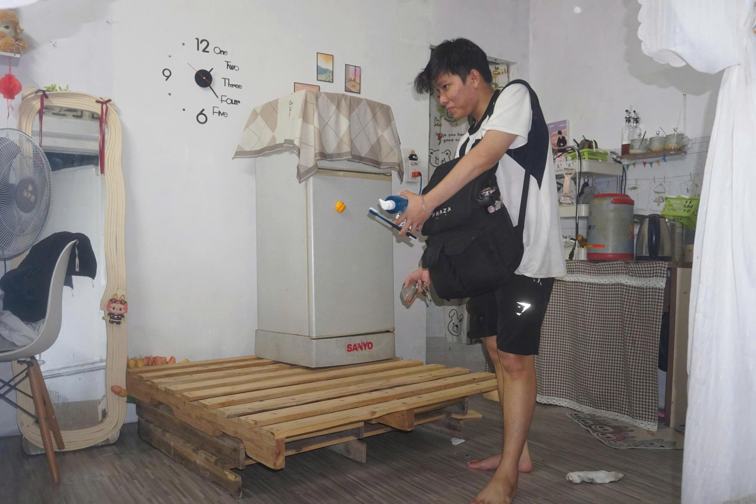 Đà Nẵng: Người dân 'rốn lũ' Mẹ Suốt trắng đêm dọn lụt, sơ tán giữa mùa hè- Ảnh 8. Đà Nẵng: Người dân 'rốn lũ' Mẹ Suốt trắng đêm dọn lụt, sơ tán giữa mùa hè- Ảnh 8.