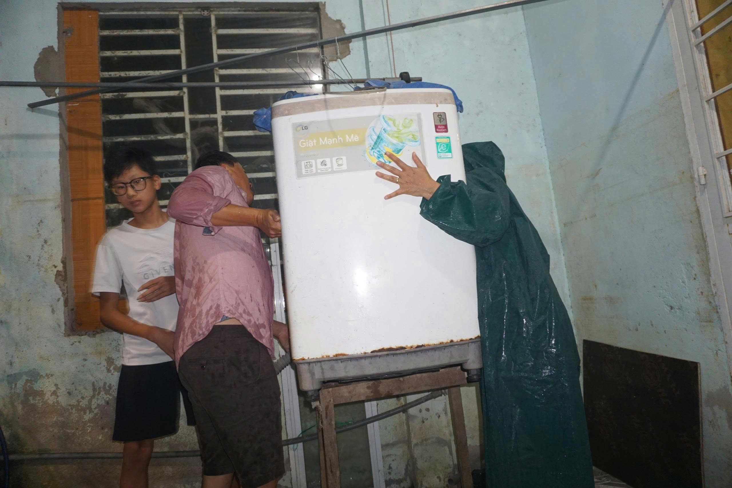 Đà Nẵng: Người dân 'rốn lũ' Mẹ Suốt trắng đêm dọn lụt, sơ tán giữa mùa hè- Ảnh 4. Đà Nẵng: Người dân 'rốn lũ' Mẹ Suốt trắng đêm dọn lụt, sơ tán giữa mùa hè- Ảnh 4.