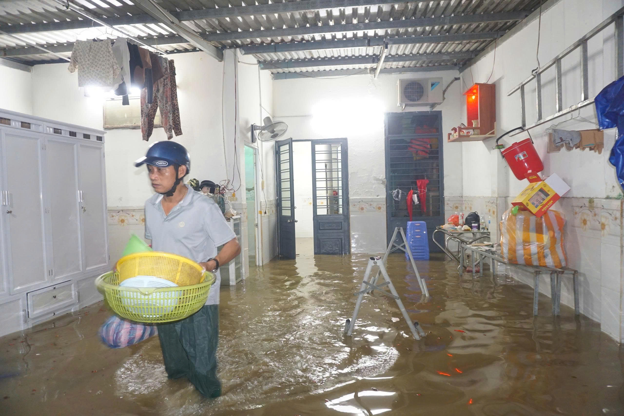 Đà Nẵng: Người dân 'rốn lũ' Mẹ Suốt trắng đêm dọn lụt, sơ tán giữa mùa hè- Ảnh 5. Đà Nẵng: Người dân 'rốn lũ' Mẹ Suốt trắng đêm dọn lụt, sơ tán giữa mùa hè- Ảnh 5.