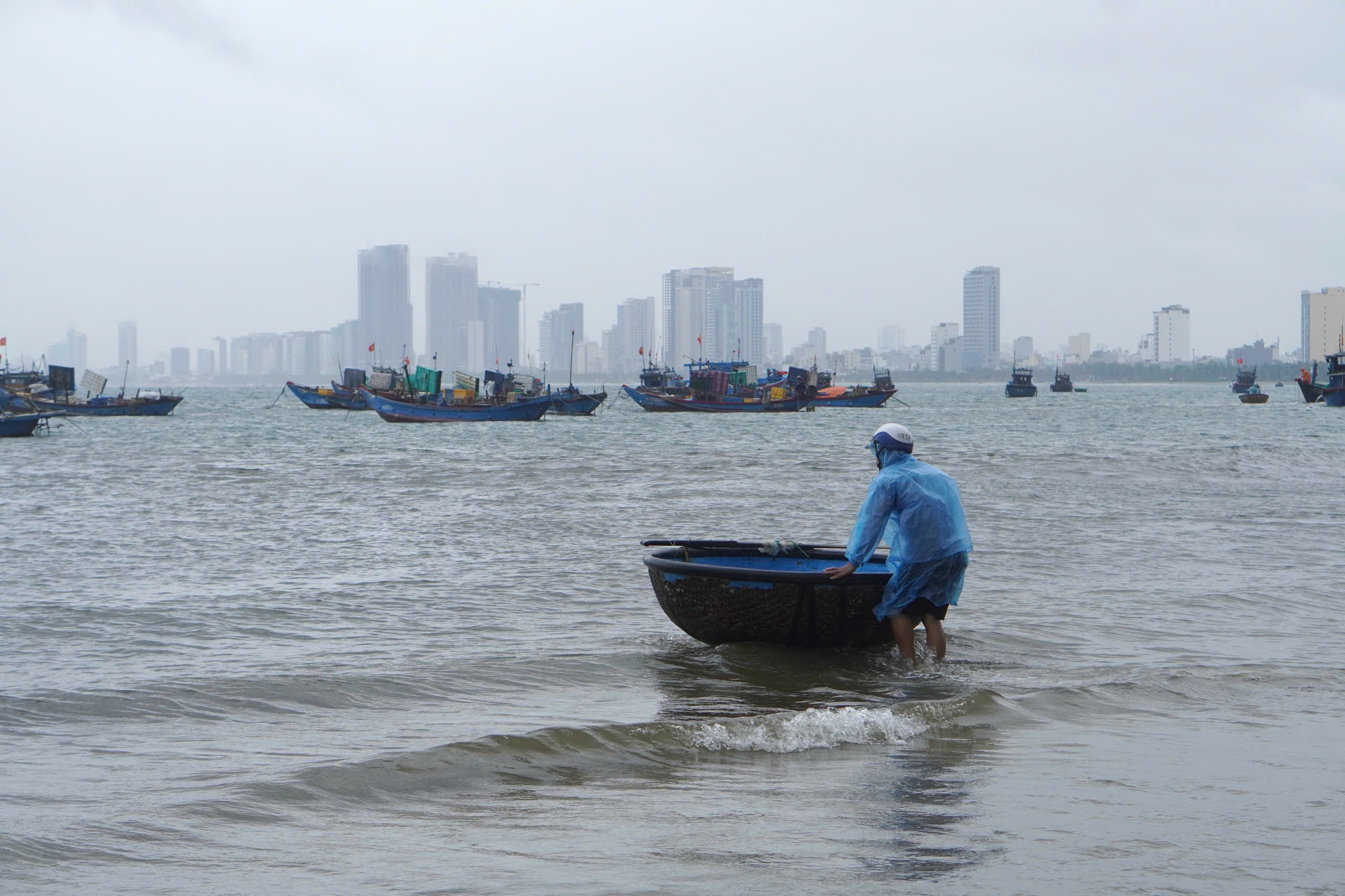 Ngư dân Đà Nẵng chạy bão giữa mùa hè , chưa từng kéo thuyền tháng này - Ảnh 2. Ngư dân Đà Nẵng chạy bão giữa mùa hè , chưa từng kéo thuyền tháng này - Ảnh 2.