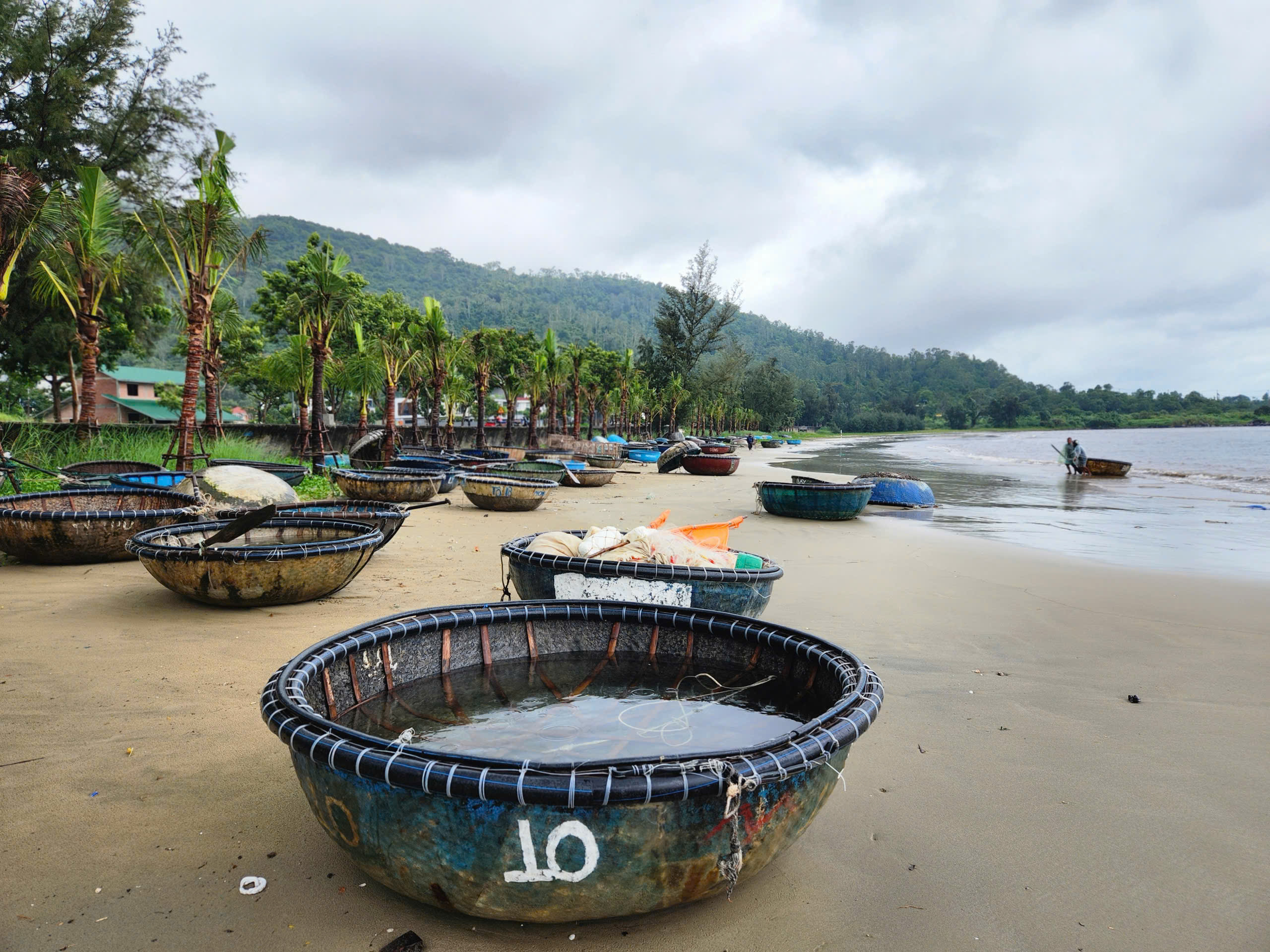 Ngư dân Đà Nẵng chạy bão giữa mùa hè , chưa từng kéo thuyền tháng này - Ảnh 3. Ngư dân Đà Nẵng chạy bão giữa mùa hè , chưa từng kéo thuyền tháng này - Ảnh 3.