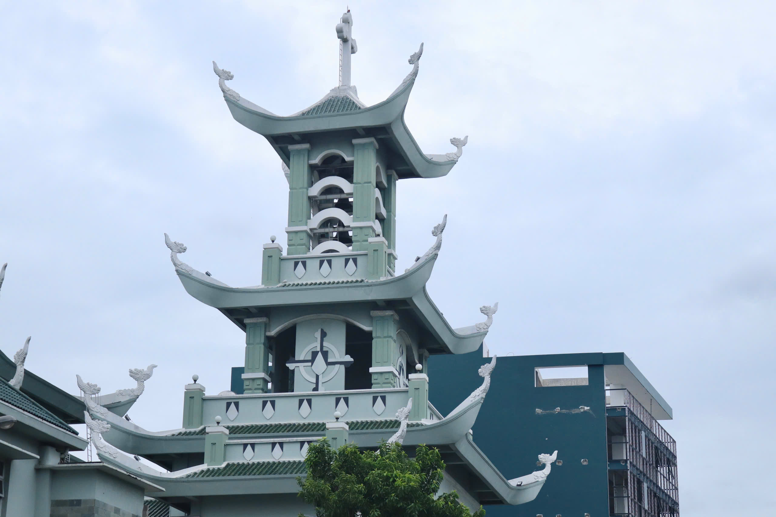 Độc đáo nhà thờ Ba Chuông có kiến trúc giống đình làng ở TP.HCM- Ảnh 3. Độc đáo nhà thờ Ba Chuông có kiến trúc giống đình làng ở TP.HCM- Ảnh 3.