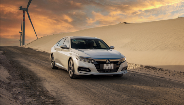 Sedan hạng D: Toyota Camry giảm 100 triệu vẫn khó bán, Mazad6 'bỏ cuộc chơi'? - Ảnh 2.