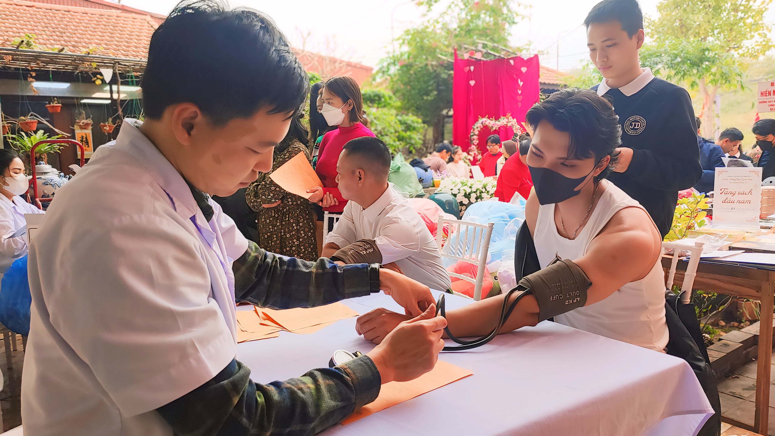 Ấm áp tình người cùng ‘Xuân hồng trên quê gốm’ - Ảnh 3.