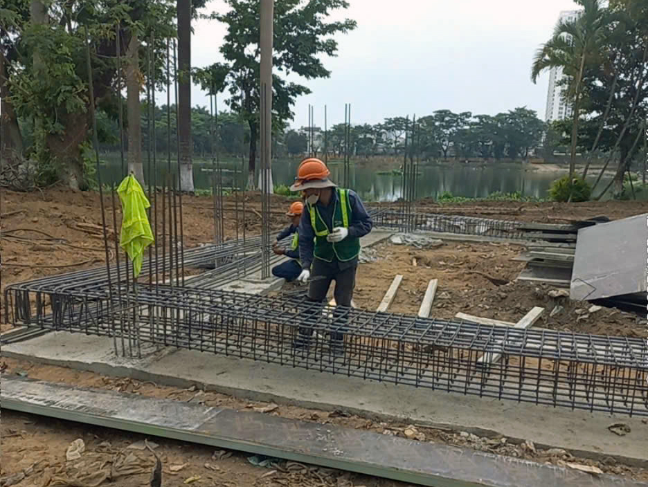 Cận cảnh hút cạn nước, nạo vét hồ lớn nhất trung tâm Đà Nẵng - Ảnh 8.