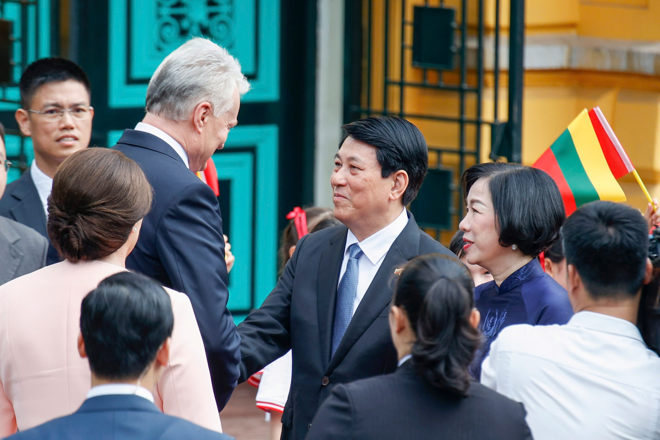 Chủ tịch nước Lương Cường chủ tr&igrave; lễ đ&oacute;n Tổng thống Lithuania thăm ch&iacute;nh thức Việt Nam - Ảnh 1.