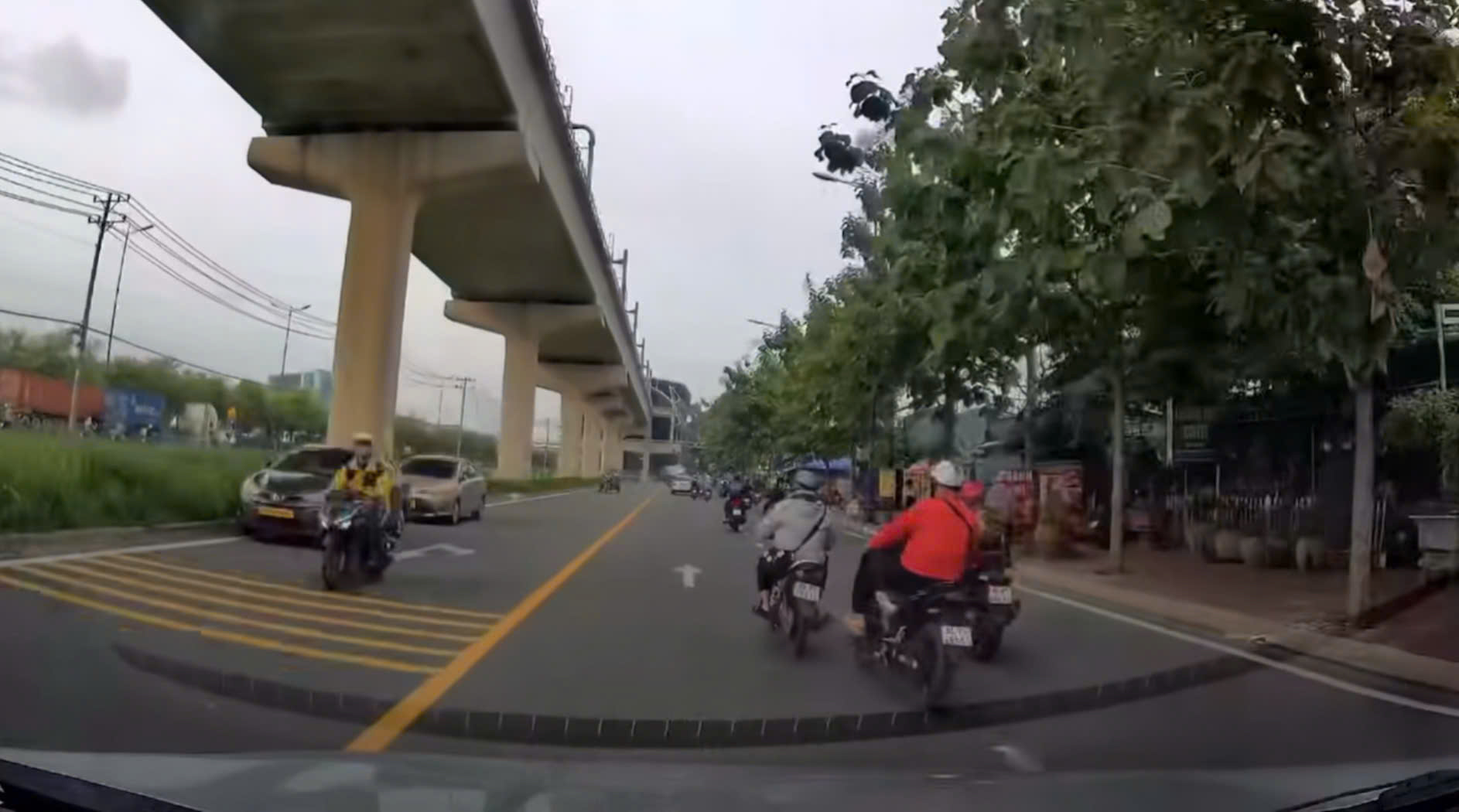 Xác minh clip cố đạp ngã xe máy người khác gần ga metro Phước Long