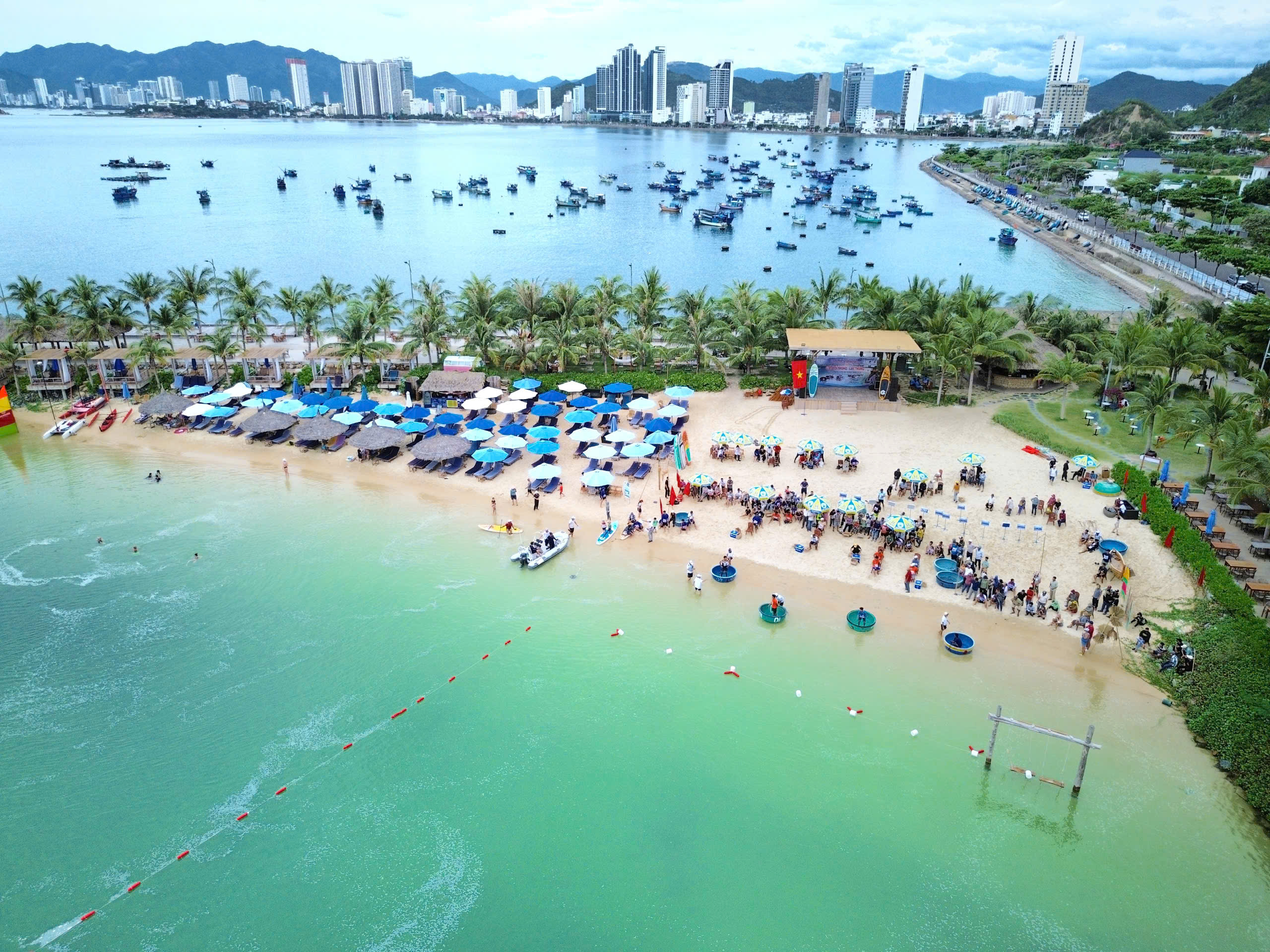 Khoảnh khắc đẹp tại giải bơi thúng, lắc thúng trên biển Nha Trang- Ảnh 2. Khoảnh khắc đẹp tại giải bơi thúng, lắc thúng trên biển Nha Trang- Ảnh 2.
