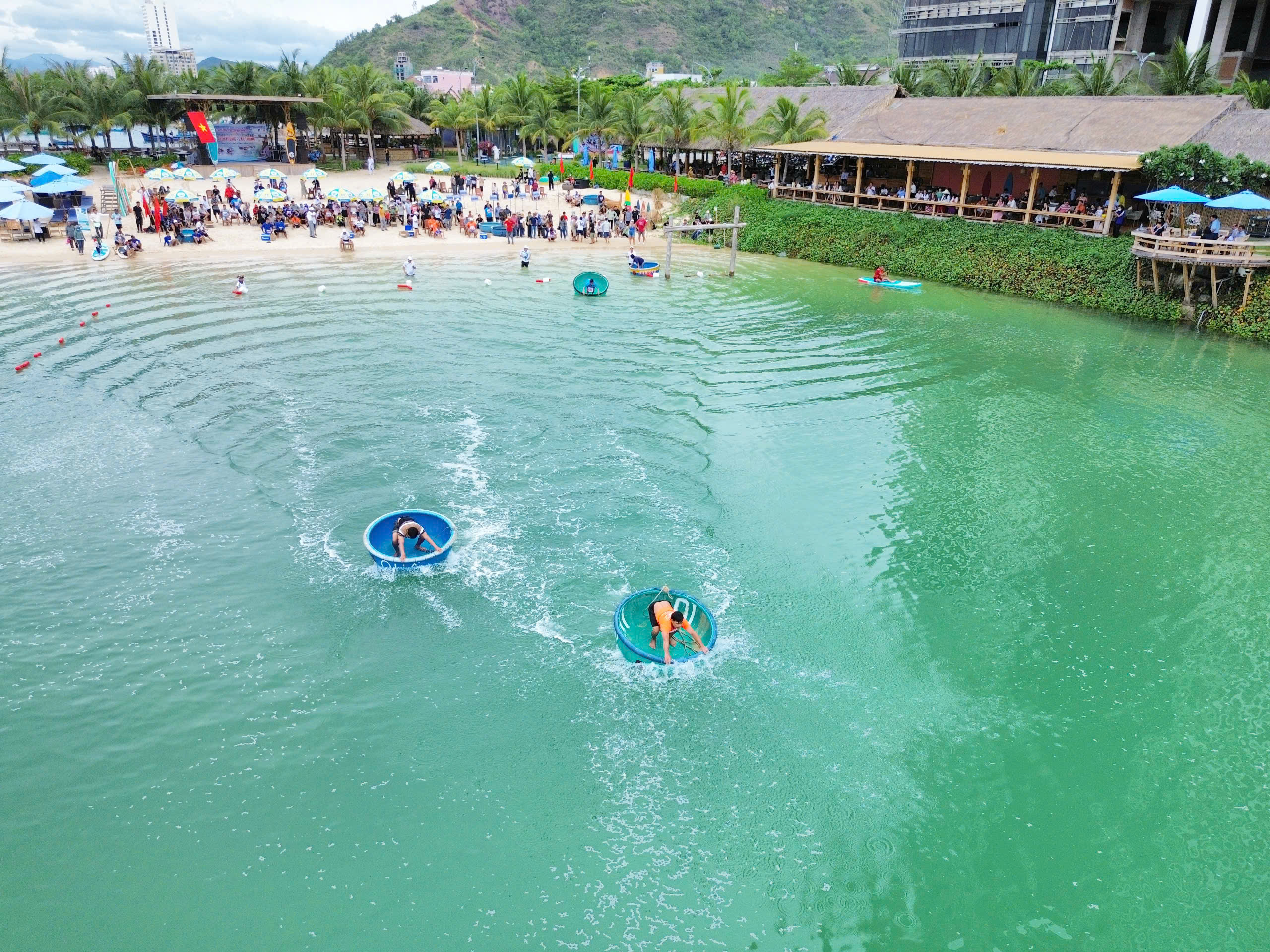 Khoảnh khắc đẹp tại giải bơi thúng, lắc thúng trên biển Nha Trang- Ảnh 8. Khoảnh khắc đẹp tại giải bơi thúng, lắc thúng trên biển Nha Trang- Ảnh 8.