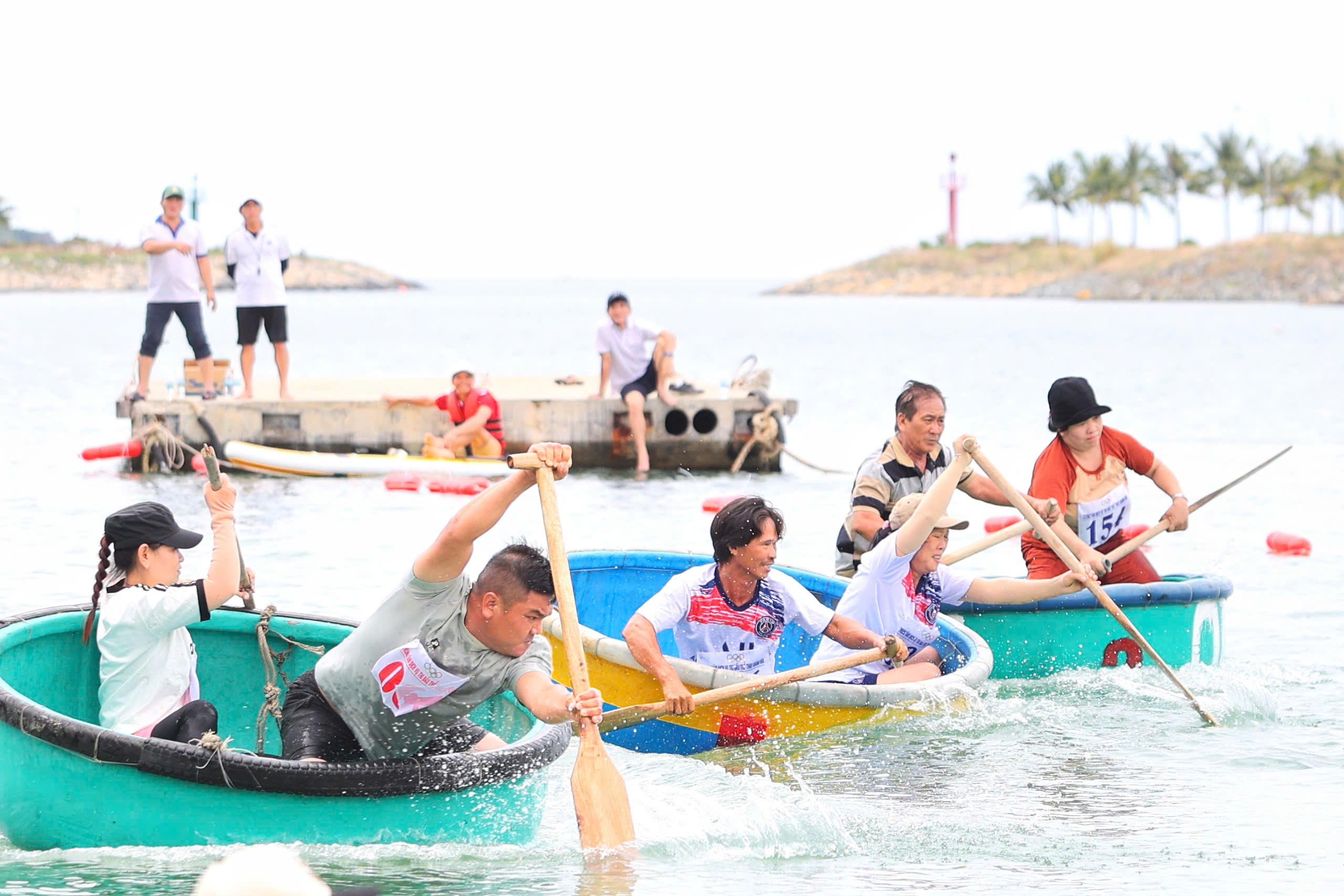 Khoảnh khắc đẹp tại giải bơi thúng, lắc thúng trên biển Nha Trang- Ảnh 6. Khoảnh khắc đẹp tại giải bơi thúng, lắc thúng trên biển Nha Trang- Ảnh 6.