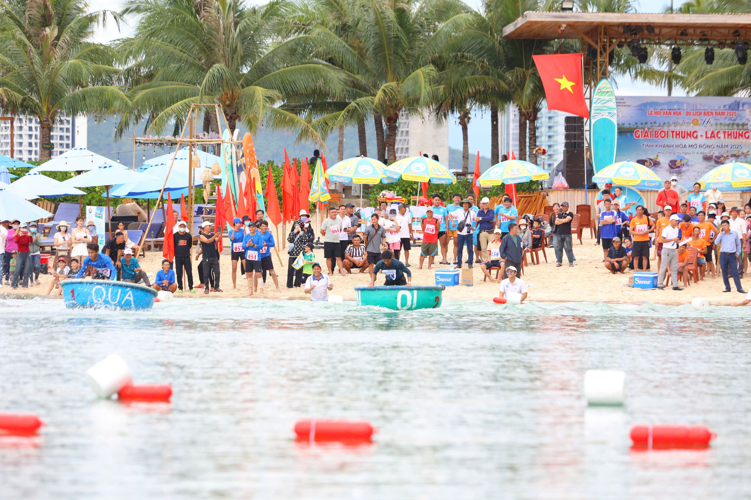 Khoảnh khắc đẹp tại giải bơi thúng, lắc thúng trên biển Nha Trang Khoảnh khắc đẹp tại giải bơi thúng, lắc thúng trên biển Nha Trang