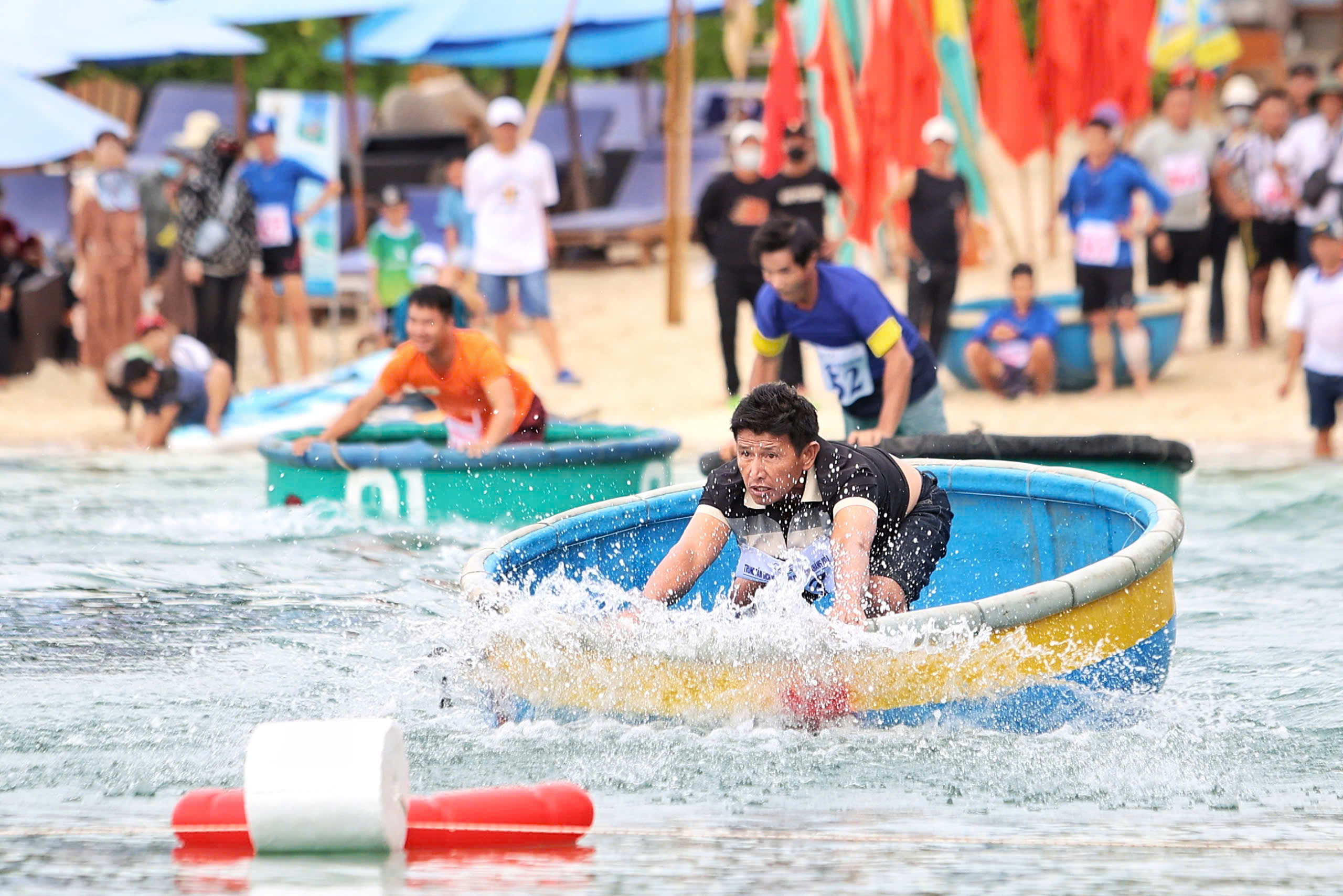 Khoảnh khắc đẹp tại giải bơi thúng, lắc thúng trên biển Nha Trang- Ảnh 3. Khoảnh khắc đẹp tại giải bơi thúng, lắc thúng trên biển Nha Trang- Ảnh 3.