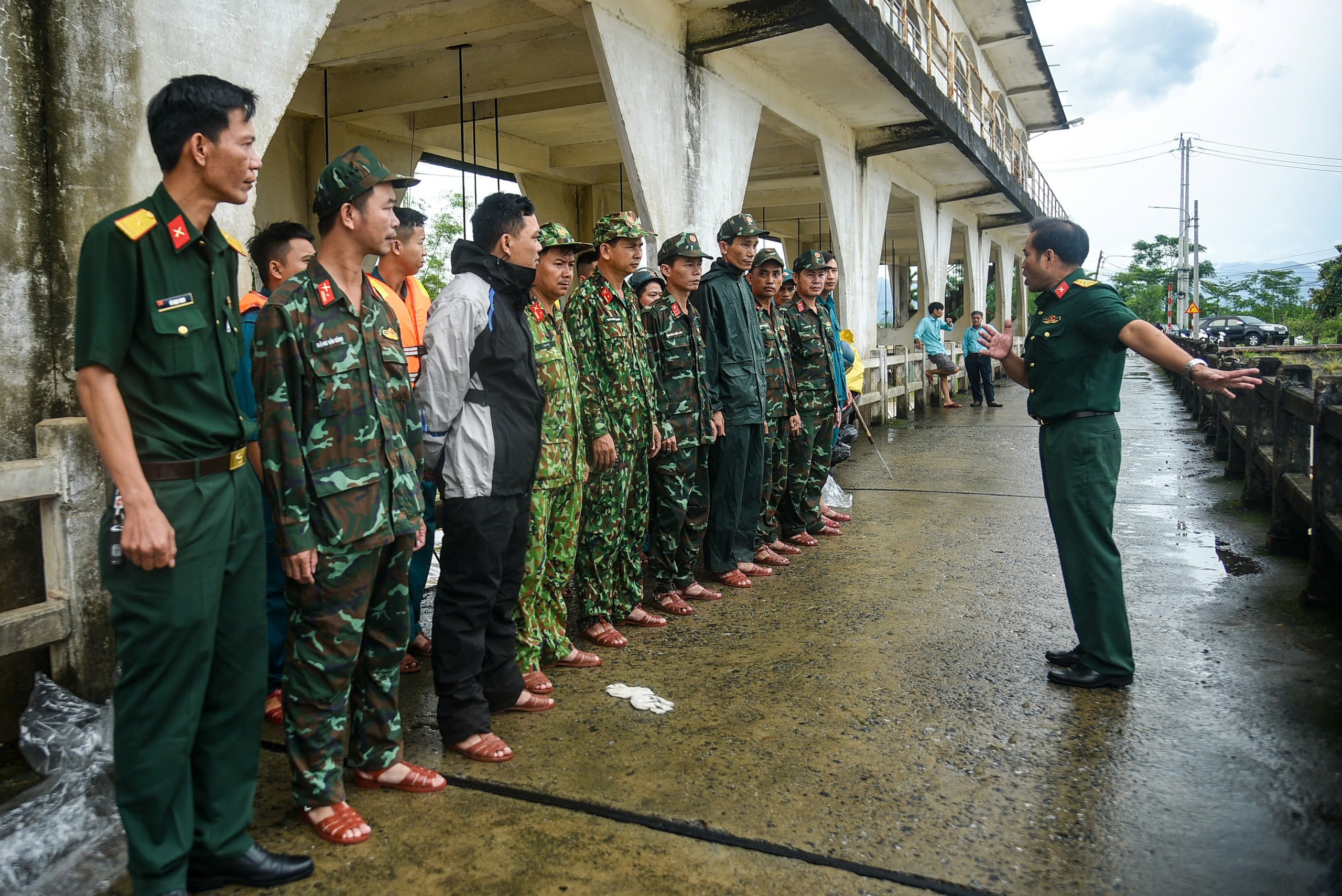 Nước lũ cuốn trôi lồng bè, người dân mất trắng 50 tấn cá - Ảnh 8.