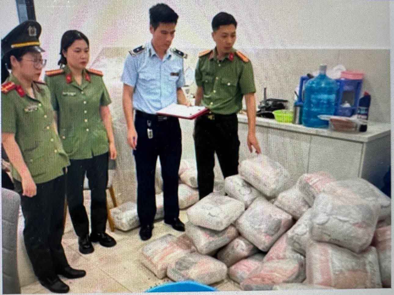 Công an Hưng Yên phát hiện đường dây làm giả thức ăn cho mèo - Ảnh 1.