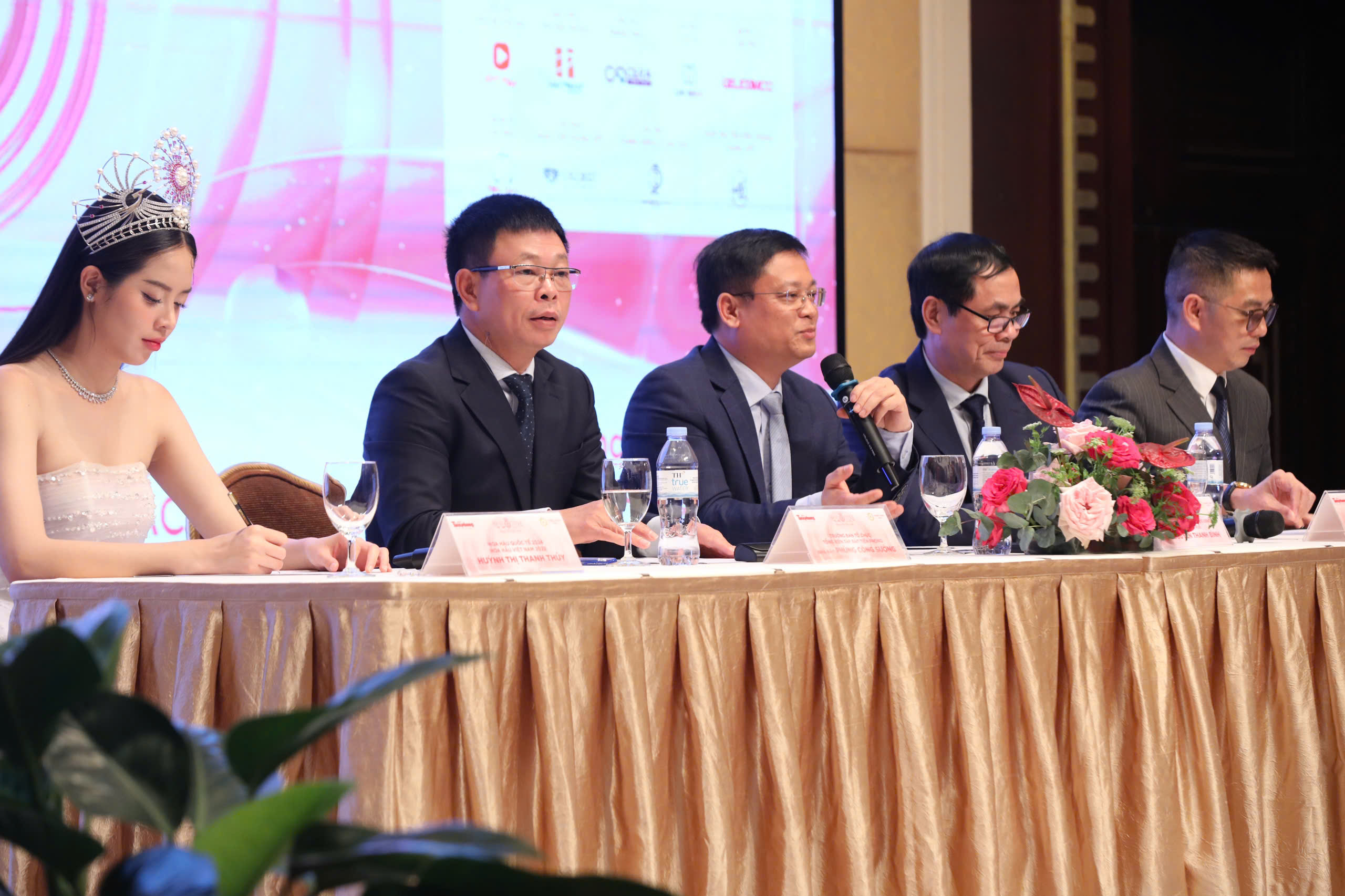 Sau khi tạm hoãn, chung kết Hoa hậu Việt Nam ấn định ngày tổ chức lại Sau khi tạm hoãn, chung kết Hoa hậu Việt Nam ấn định ngày tổ chức lại