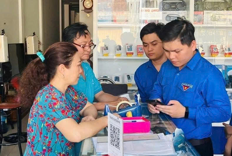 Đội hình Bình dân học vụ số cùng người dân chinh phục không gian mạng- Ảnh 3. Đội hình Bình dân học vụ số cùng người dân chinh phục không gian mạng- Ảnh 3.
