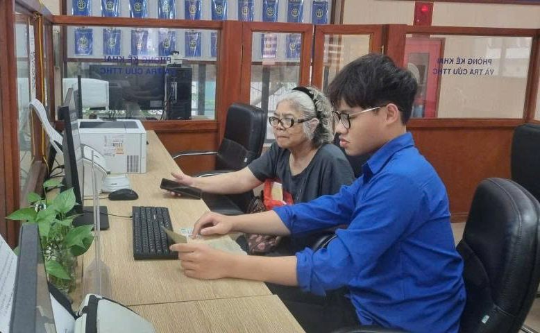 Đội hình Bình dân học vụ số cùng người dân chinh phục không gian mạng- Ảnh 2. Đội hình Bình dân học vụ số cùng người dân chinh phục không gian mạng- Ảnh 2.