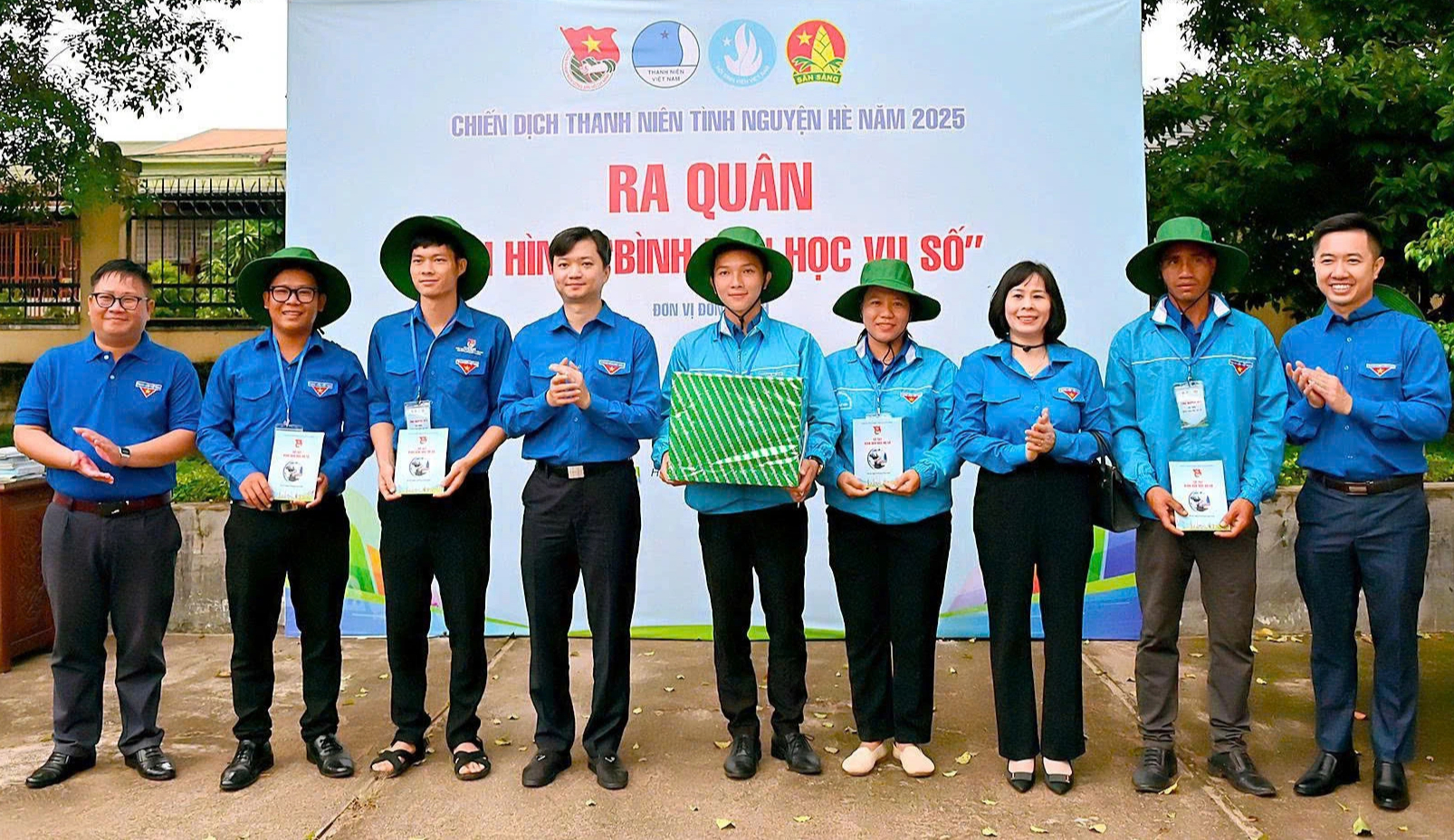 Đội hình Bình dân học vụ số cùng người dân chinh phục không gian mạng- Ảnh 1. Đội hình Bình dân học vụ số cùng người dân chinh phục không gian mạng- Ảnh 1.